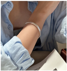 Detailed view of 925 sterling silver honeycomb bracelet with intricate woven texture finish