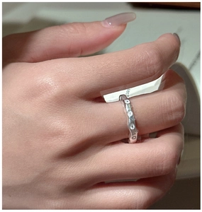 Détail de la bague vague en argent S925 avec zircons cubiques sur le doigt