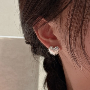 Minimalist S925 sterling silver heart earrings with hammered texture finish on model