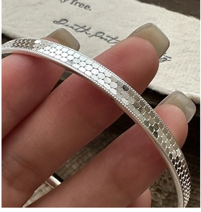 Macro detail of 925 silver honeycomb texture bracelet showing exquisite scale patterns
