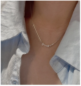 Primo piano della collana in argento S925 con pendenti a fiori indossata sul collo