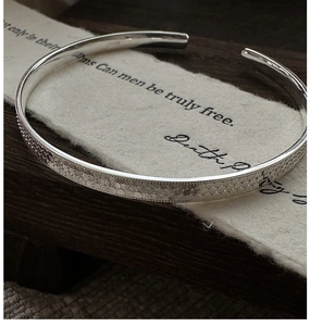 Detailed close-up of 925 sterling silver cuff featuring vintage honeycomb texture and beaded edges
