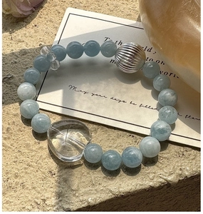 Gros plan du bracelet en argent S925 avec perles d'aigue-marine et breloque coeur