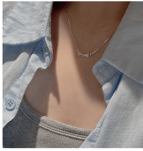 Dettaglio della collana minimalista in argento S925 con pendente a barra ritorta