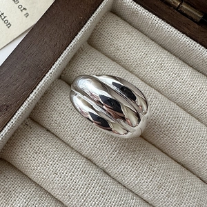 Anello a fascia larga in argento sterling S925 con texture verticale in una scatola regalo