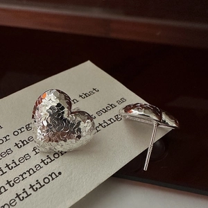Minimalist S925 sterling silver heart stud earrings with unique hammered texture design