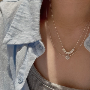Minimalistische S925 Silber Doppel-Halskette mit geometrischen Anhängern am Model getragen