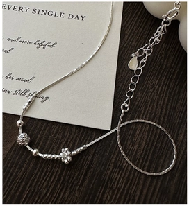 Dettaglio della collana con perline in argento S925 con fiori e catena regolabile