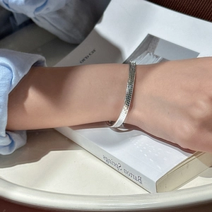 Minimalist 925 silver honeycomb bangle with geometric hexagonal texture and beaded edges