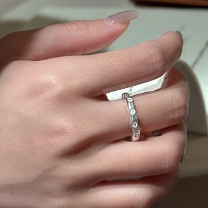 Bague en argent sterling S925 à texture de métal liquide et pierres de zircone fines