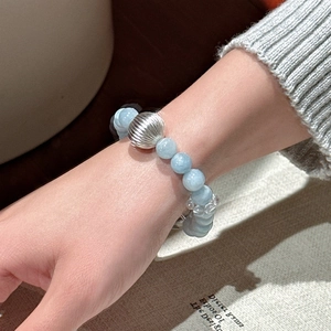 Bracelet en argent S925 avec perles d'aigue-marine bleu clair et détail de cœur élégant