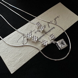Minimalistische S925 Silber Doppel-Schlangenkette mit quadratischem Zirkonia-Anhänger