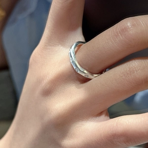 Bague vague minimaliste en argent S925 avec zircons portee sur la main d'un modele