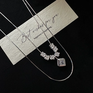 S925 Silber Halskette mit geometrischem Anhänger und quadratischem Zirkon auf schwarzem Grund