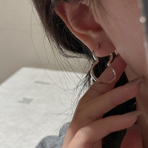 Elegante S925 Sterling Silber Wellenohrringe im minimalistischen S-Design am Modell