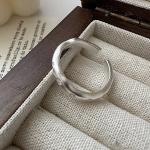 Bague ouverte ondulée en argent S925 mat présentée dans un écrin en bois vintage