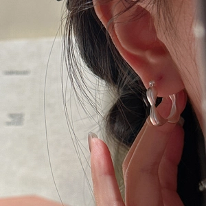 Minimalist S925 sterling silver square hoop earrings with matte finish on model
