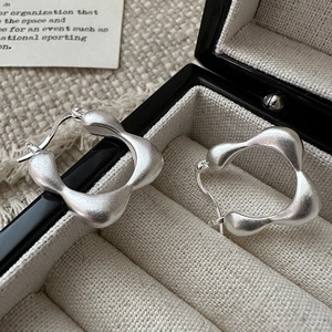 Matte S925 sterling silver square hoop earrings in a minimalist irregular floral design