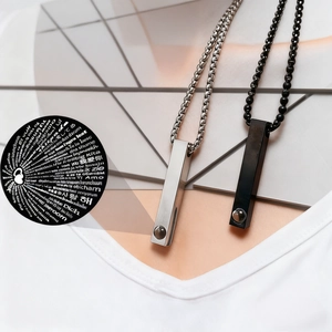 Collana a proiezione per coppia in acciaio con scritta Ti Amo in 100 lingue
