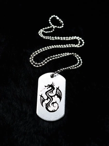 Détail du motif de dragon sur pendentif militaire en acier avec chaîne à billes