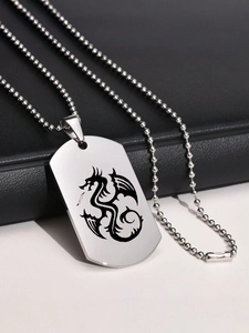 Gros plan détaillé du pendentif plaque militaire argenté avec motif de dragon noir