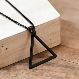 Collier pour hommes en acier inoxydable noir mat avec pendentif triangle géométrique