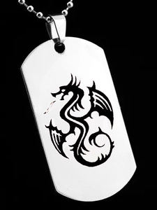 Détail du collier militaire en acier inoxydable argenté avec gravure de totem de dragon
