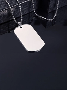 Vue macro d'un pendentif militaire vierge en acier inoxydable poli et lisse et brillant