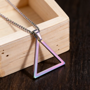 Collier pour homme en acier inoxydable avec pendentif triangle viking effet arc-en-ciel