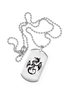 Détail d'un pendentif militaire en acier inoxydable avec motif dragon et fini brossé