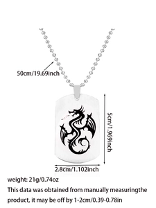 Vue détaillée du pendentif dragon de 5x2,8cm et collier à billes de 50cm de long