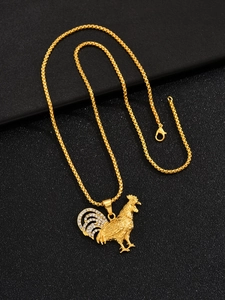 Gros plan détaillé d'un pendentif coq plaqué or serti de diamants étincelants