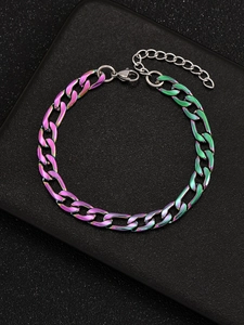 Detail eines farbenfrohen Regenbogen-Cuban-Kettenarmbands mit sicherem Karabinerverschluss