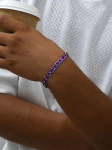 Nahaufnahme eines Cuban-Chain-Armbands mit Regenbogen-Farbverlauf am Handgelenk