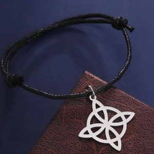 Bracelet cordon noir réglable avec pendentif nœud de sorcière en acier inoxydable
