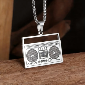 Collar con Colgante Boombox de Acero Inoxidable Retro Hip Hop Diseño de Radio Vintage Joyería de Moda Streetwear para Hombre Plata
