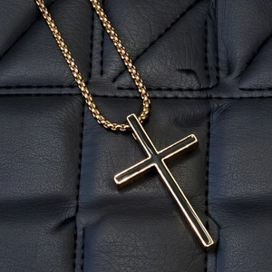 Collana con croce in acciaio inossidabile bicolore oro e nero dal design moderno
