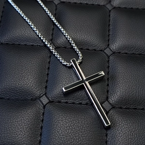 Collana a croce bicolore in acciaio inossidabile con smalto nero su pelle trapuntata