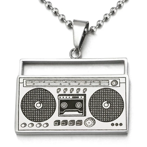 Detalle del colgante de radio plateado con grabados retro y cadena de bolas