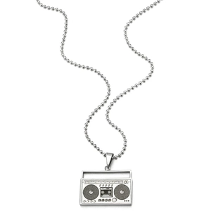 Detalle de colgante de radio retro en acabado plateado con cadena de bolas clásica