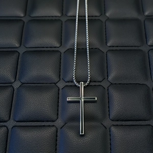 Collana a croce moderna in acciaio inossidabile bicolore con inserto nero