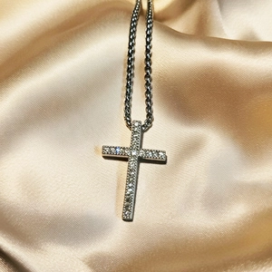 Collana con ciondolo a croce color argento con strass scintillanti su raso color champagne