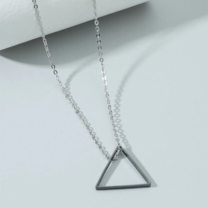 Collier minimaliste en acier inoxydable avec un pendentif géométrique triangle creux unisexe