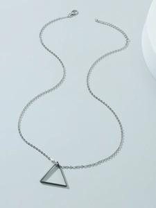 Détail de chaîne argentée avec pendentif triangle noir montrant le fermoir homard