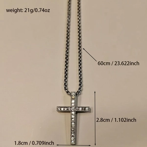 Dettaglio della collana croce con strass che mostra lunghezza 60cm e peso di 21g