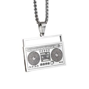 Collar con colgante de radio retro estilo hip-hop en acero de titanio color plateado