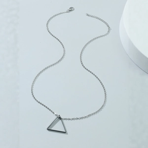 Collier géométrique minimaliste avec pendentif triangle noir évidé en acier inoxydable