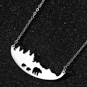 Collier en acier inoxydable avec pendentif lune, motif forêt et silhouette d'ours