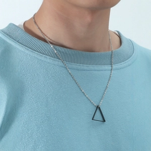 Collier minimaliste en acier inoxydable avec pendentif triangle géométrique noir pour hommes