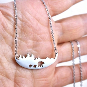 Collier en acier inoxydable avec pendentif forêt de pins et silhouettes d'ours